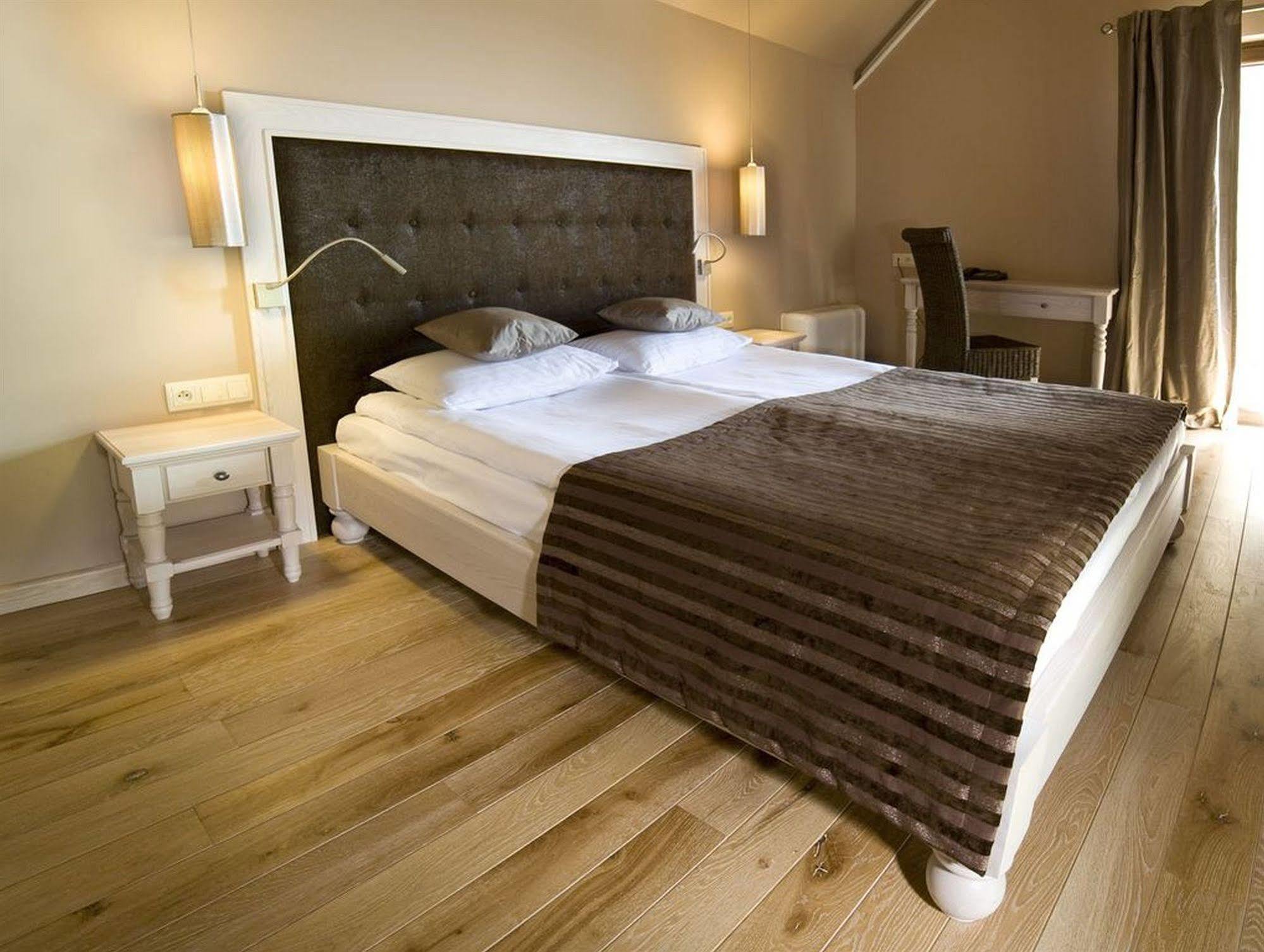 Hotel Remes Opalenica Exterior photo
